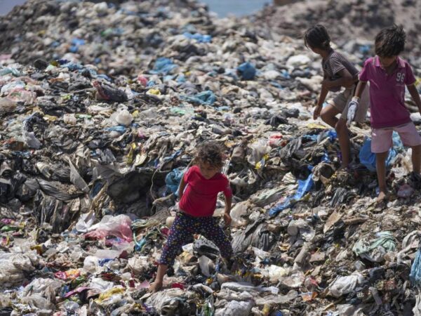 Bajo el calor abrasador del verano en Gaza, palestinos viven rodeados de aguas residuales y basura