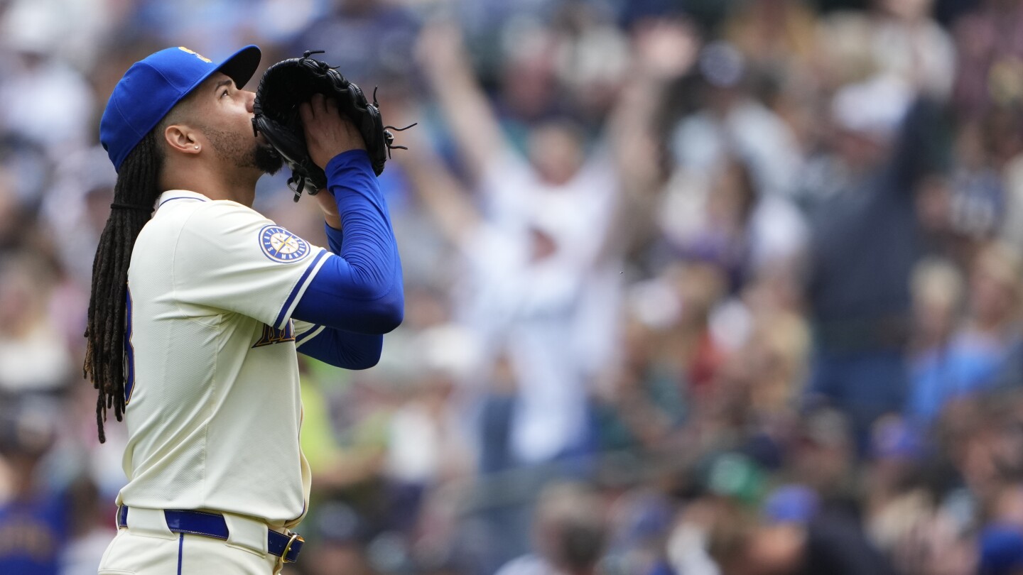 Luis Castillo steps in as a batter after injury forces Mariners to give up the designated hitter