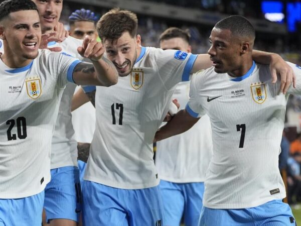 Uruguay destroza a Bolivia y pone un pie en cuartos de Copa América