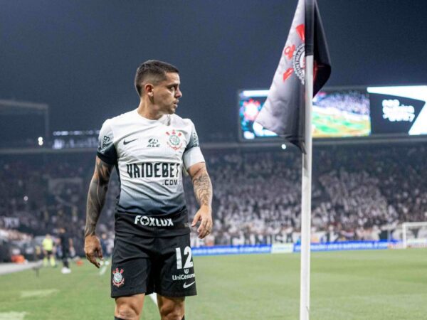 Corinthians anuncia renovação de contrato com Fagner até 2026