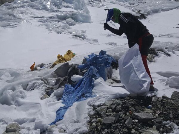 El campamento más elevado del monte Everest está lleno de basura congelada, que llevará años quitar