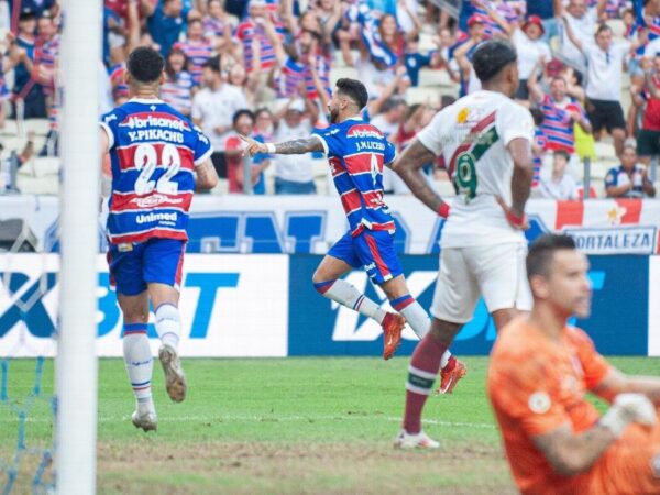 Fortaleza supera gramado ruim do Castelão, vence e amplia drama do Fluminense