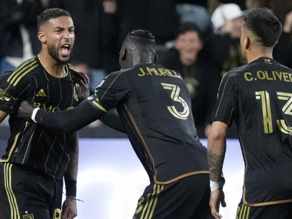 LAFC prevails over Galaxy in front of 70,000 fans at Rose Bowl