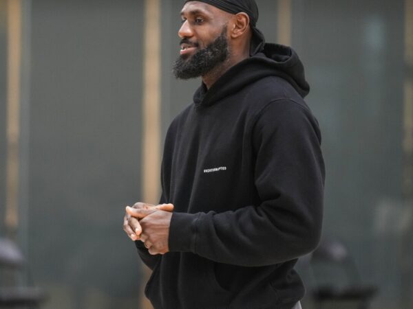 LeBron James agrees to a 2-year extension with the Los Angeles Lakers, AP source says