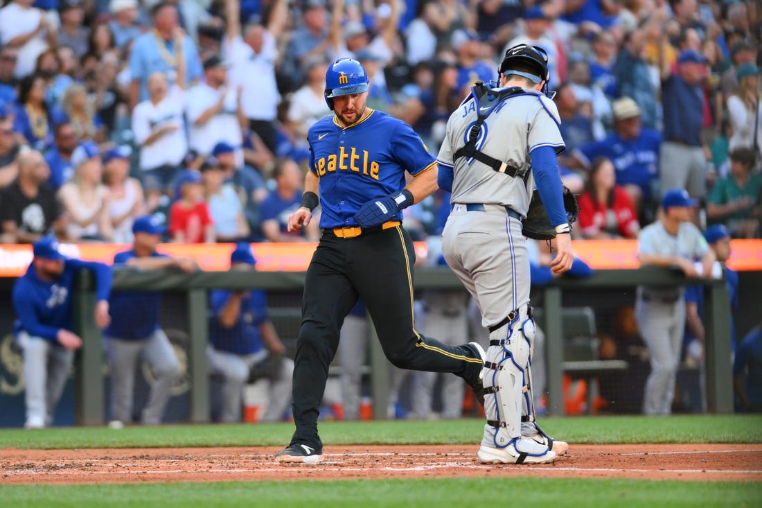 Luis Castillo, Mariners hold Blue Jays in check