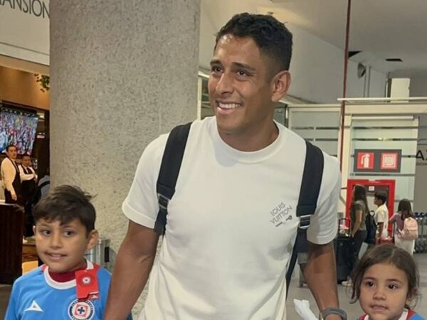 Luis Romo llega a la CDMX y le pone a sus hijos playeras del Cruz Azul