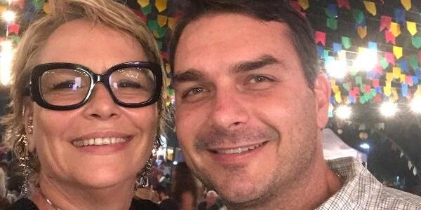 Mãe de 3 dos filhos de Bolsonaro ganha cargo no governo do RJ