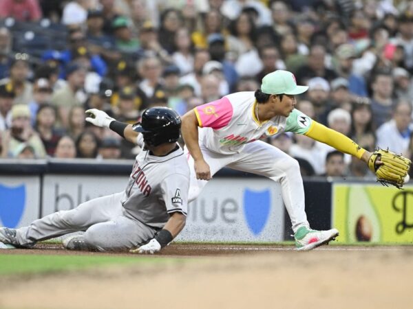 Manny Machado blasts 2-run HR in 9th to lift Padres past Diamondbacks