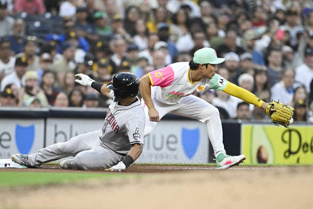 Manny Machado blasts 2-run HR in 9th to lift Padres past Diamondbacks