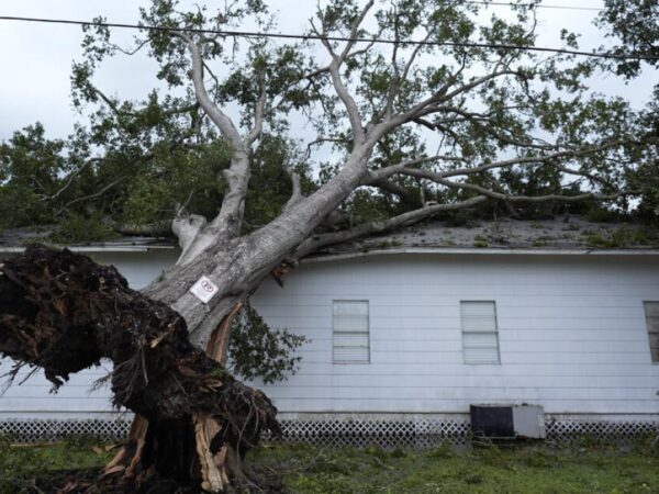 Millones se preparan para un sofocante calor luego de que Beryl los dejó sin electricidad en Houston