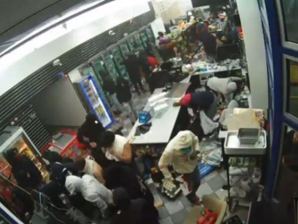 Mob ravages California mini-mart during flash robbery near airport, shocking video shows