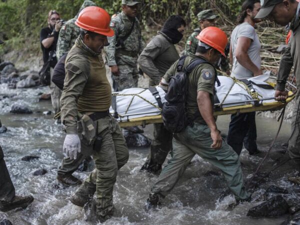 Mueren 3 policías que revisaban daños por lluvia en el este de México; otro sigue desaparecido