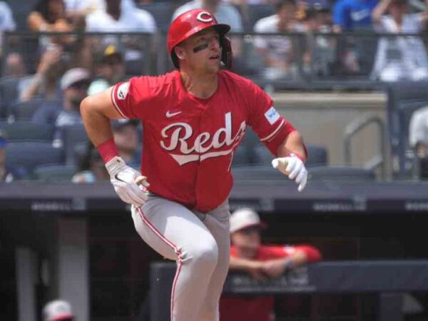 Reds slug three homers to complete three-game sweep of struggling Yankees