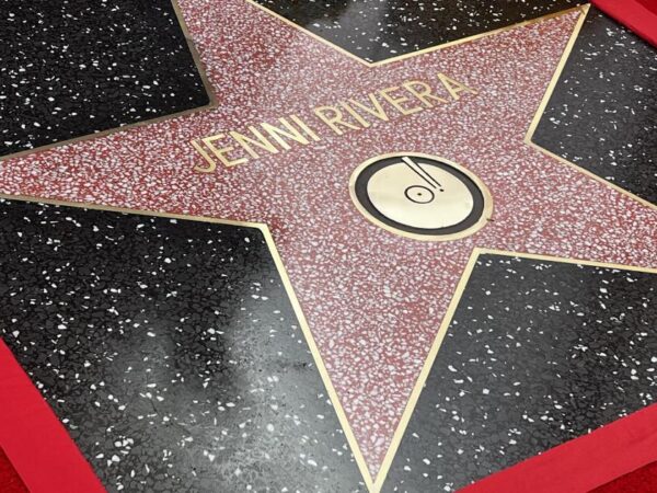 Restauran la estrella de Jenni Rivera tras haber sido vandalizada en el Paseo de la Fama de Hollywood