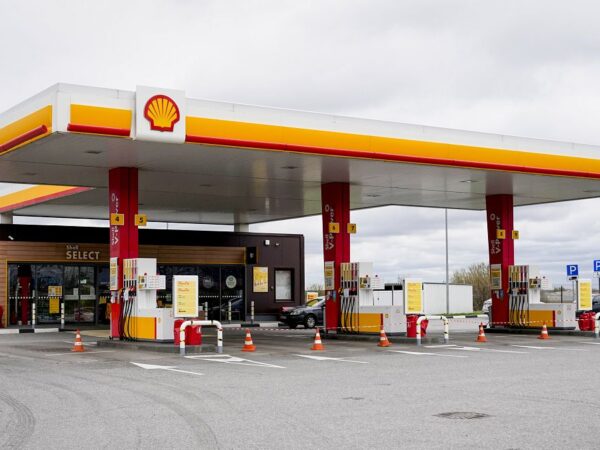 Shell takes billion dollar hit as it pauses building of biofuels plant