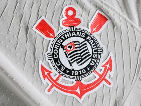 Torcedores do Corinthians picham muros do Parque São Jorge