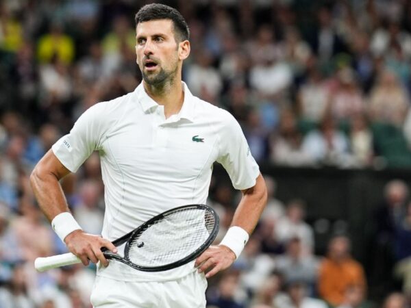 Wimbledon: Djokovic avança à semifinal após De Minaur abandonar por lesão