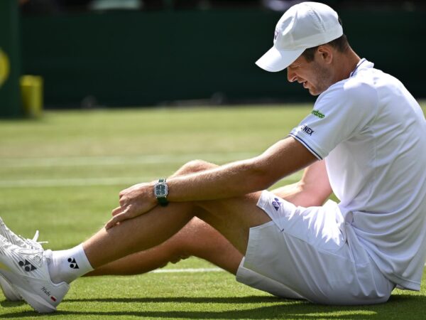 Wimbledon | Hubert Hurkacz maakt spectaculair punt - moet daarna opgeven door blessure