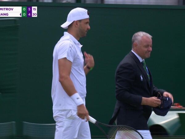 Wimbledon | Lijnrechter krijgt service Shang vol in het gelaat en verliest zonnebril