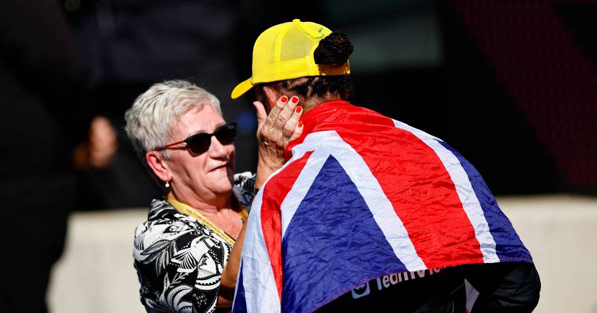 ¡Lewis Hamilton festeja victoria en Silverstone con un EMOTIVO ABRAZO a su mamá! (VIDEO) – Fox Sports